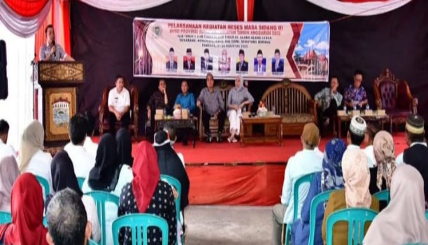 Wakil ketua DPRD Sumsel H Nopianto Saat menjawab pertanyaan dari masyarakat.