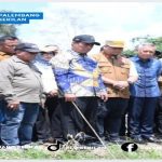 Menteri Pertanian Amran didampingi Oleh Sekda Banyuasin Erwin Ibrahim Saat Panenan Padi IP 100 di Desa Merah Mata. Foto : Nto