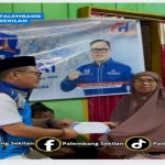 Wakil Ketua DPRD PALI Firdaus Hasbullah SH MH, Saat memberikan santunan kepada Panti Asuhan. Foto : Nto