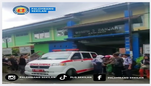 Ambulan Membawa Siswa Keracunan MBG di SMPN 3 Banjar