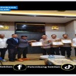 Dpc PJS OKU Saat Serahkan Penghargaan dari DPP PJS.