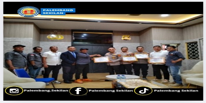 Dpc PJS OKU Saat Serahkan Penghargaan dari DPP PJS.