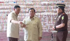 Presiden Prabowo Subianto membelakangi tumpukan uang barang rampasan negara dari kasus korupsi ekspor CPO di Gedung Kejaksaan Agung. (Dok. Youtube/Sekretarit Kabinet)