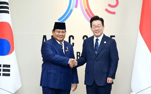 Presiden Prabowo puji K-Pop dan budaya Korea saat KTT APEC 2025 di Gyeongju. Diplomasi hangatnya disambut meriah oleh Presiden Korea Selatan Lee Jae-myung. Foto : Ist