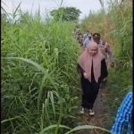 Anggota DPR RI Fraksi Golkar Dapil Sumsel II, Dewi Yustisiana, SH., M.kn saat menerobos jalan setapak dipenuhi ilalang. Foto : Instagram/Nto