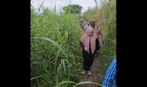 Anggota DPR RI Fraksi Golkar Dapil Sumsel II, Dewi Yustisiana, SH., M.kn saat menerobos jalan setapak dipenuhi ilalang. Foto : Instagram/Nto