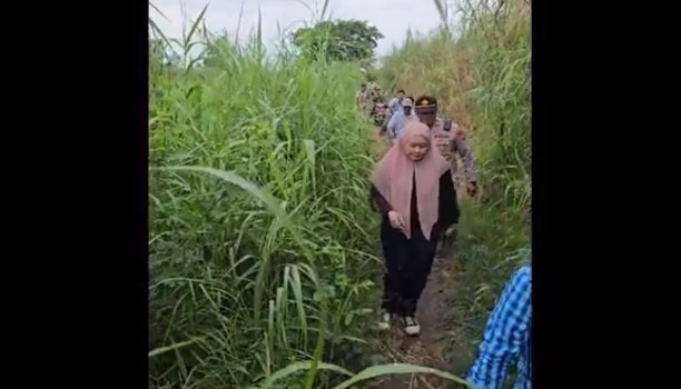 Anggota DPR RI Fraksi Golkar Dapil Sumsel II, Dewi Yustisiana, SH., M.kn saat menerobos jalan setapak dipenuhi ilalang. Foto : Instagram/Nto