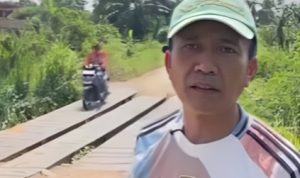 Wali Kota Palembang Ratu Dewa Saat meninjau Lokasi Jembatan Besi di Kelurahan Talang Kelapa Kecamatan Alang-alang Lebar.