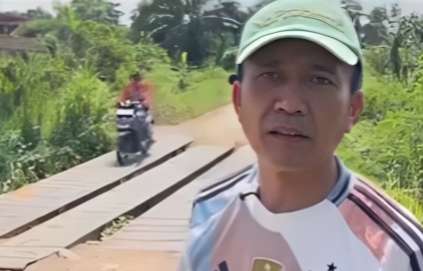 Wali Kota Palembang Ratu Dewa Saat meninjau Lokasi Jembatan Besi di Kelurahan Talang Kelapa Kecamatan Alang-alang Lebar.