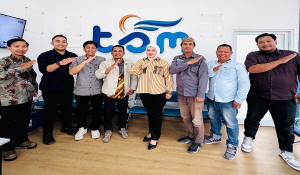 Pengurus DPD Pro JurnalisMedia Siber Provinsi Sumatera Selatan foto bersama Sekretaris PT Tirta Sriwijaya Maju dan jajaran, setelah audiensi pada hari Jum'at, tanggal 14 November 2025, di Palembang. (foto : DPD PJS Sumsel/PT TSM)