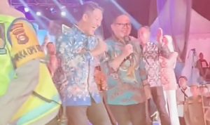 Bupati Pali Asgianto Saat Bernyanyi bersama Wakil Ketua DPRD Pali Firdaus Hasbullah. Foto : Ist