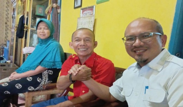 Direktur RSUD Gandus Bapak dr. Pemi dan orang tua Pasien Ny H Bapak Khairul. Foto : HO Palembangsekilancom