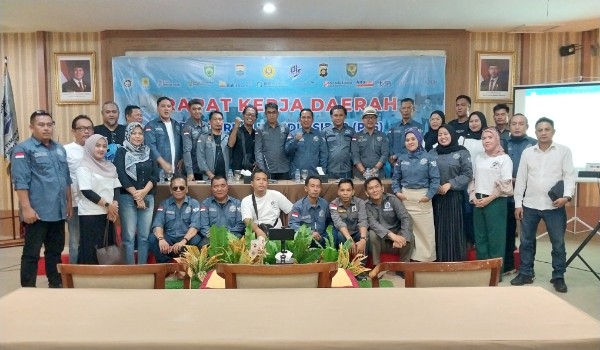 Peserta Rakerda DPD PJS Sumsel foto bersama setelah kegiatan. Foto : Palembangsekilan.com/Kevien