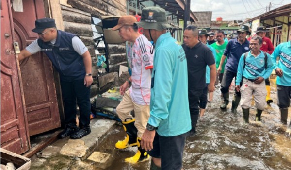 Wali Kota Palembang Ratu Dewa di dampingi Camat Seberang Ulu II diwakili oleh Kasi Pemerintahan Fajar saat meninjau Banjir. Foto : Ist