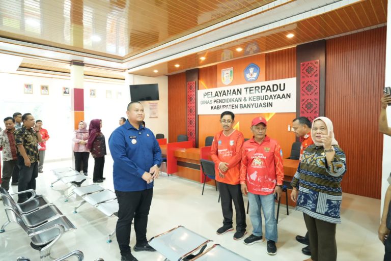 Sekretaris Daerah Kabupaten Banyuasin, Ir. Erwin Ibrahim, S.T., M.M., M.B.A., IPU., ASEAN Eng saat melakukan Sidak ASN. Foto : Kominfo Banyuasin/rmd