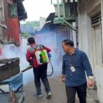 Meriadi Saputra, S.IP Sekretaris Lurah Tiga Belas Ilir Saat terjun mendampingi petugas Fogging. Foto : Nto