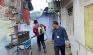 Meriadi Saputra, S.IP Sekretaris Lurah Tiga Belas Ilir Saat terjun mendampingi petugas Fogging. Foto : Nto