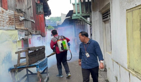 Meriadi Saputra, S.IP Sekretaris Lurah Tiga Belas Ilir Saat terjun mendampingi petugas Fogging. Foto : Nto