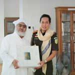 Kepala Kejaksaan Negeri Palembang, M. Ali Akbar, SH., MH Saat Berikan Cindera Mata Ke Ponpes Al-Muhibien. Foto : Nto