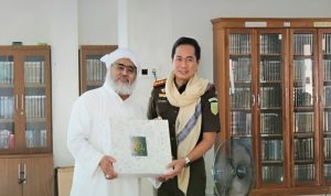 Kepala Kejaksaan Negeri Palembang, M. Ali Akbar, SH., MH Saat Berikan Cindera Mata Ke Ponpes Al-Muhibien. Foto : Nto