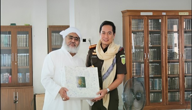 Kepala Kejaksaan Negeri Palembang, M. Ali Akbar, SH., MH Saat Berikan Cindera Mata Ke Ponpes Al-Muhibien. Foto : Nto