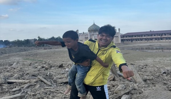 Pemuda Asal Banyuasin Gilang Septio Yang Mengabdikan dirinya Ke Aceh Tamiang guna membantu pemulihan tanah rencong. Foto : IG (Gilang_septio)
