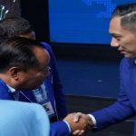 Cik Ujang saat Bersalaman dengan Ketum Partai Demokrat, Agus Harimurti Yudhoyono (AHY) Beberapa waktu lalu. Foto : Ist