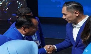 Cik Ujang saat Bersalaman dengan Ketum Partai Demokrat, Agus Harimurti Yudhoyono (AHY) Beberapa waktu lalu. Foto : Ist