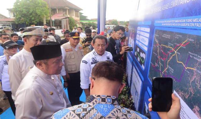 Bupati Asgianto Saat Mendampingi Gubernur Sumsel H Herman Deru Melihat Peta Pembangunan Kabupaten PALI. Foto : Humas/Redaksi 
