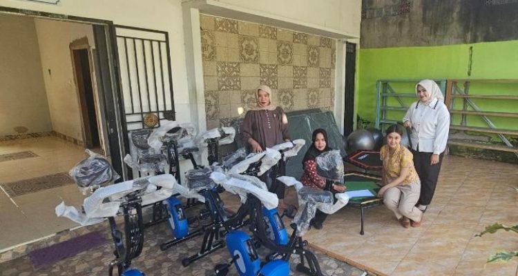 PT Tirta Sriwijaya Maju (Perseroda) saat berikan bantuan alat motorik di SLB autis talang kelapa. Foto : Istimewa