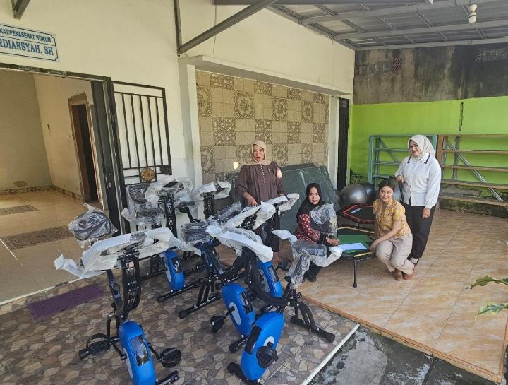 PT Tirta Sriwijaya Maju (Perseroda) saat berikan bantuan alat motorik di SLB autis talang kelapa. Foto : Istimewa