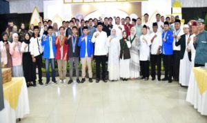 Ketua Dewan Perwakilan Rakyat Daerah (DPRD) Provinsi Sumatra Selatan (Sumsel), Andie Dinialdie, foto bersama dengan organisasi kemasyarakatan, organisasi mahasiswa yang tergabung dalam Cipayung Plus, Badan Eksekutif Mahasiswa (BEM), serta sejumlah wartawan. Foto : Nto