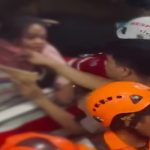 Seorang perempuan sedang di evakuasipasca tragedi KAI di Bekasi. Foto : Ist