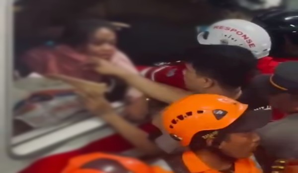 Seorang perempuan sedang di evakuasipasca tragedi KAI di Bekasi. Foto : Ist