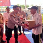 AKBP Risnan Aldino Kapolres Banyuasin Saat berikan Bantuan kepada masyarakat. Foto : Humas Polres Banyuasin