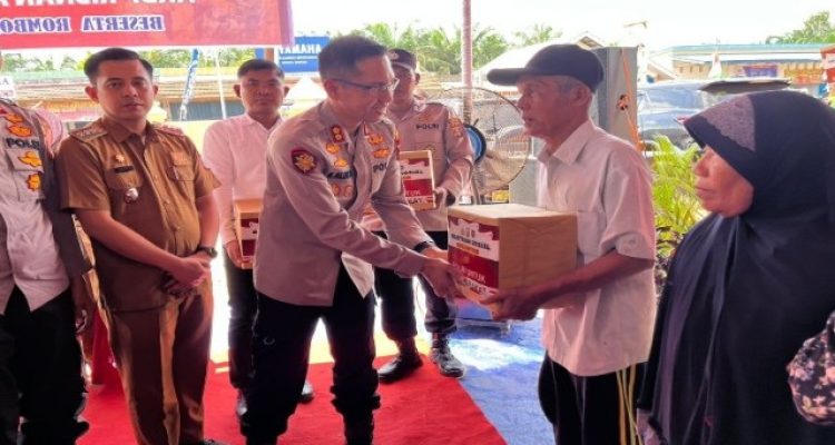 AKBP Risnan Aldino Kapolres Banyuasin Saat berikan Bantuan kepada masyarakat. Foto : Humas Polres Banyuasin