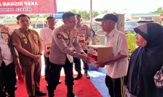 AKBP Risnan Aldino Kapolres Banyuasin Saat berikan Bantuan kepada masyarakat. Foto : Humas Polres Banyuasin