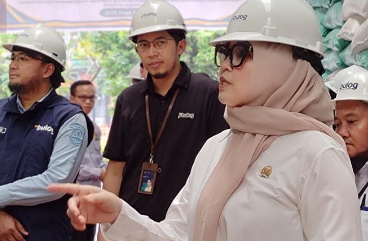 Hj Eva Susanti Anggota DPD RI saat Turun langsung ke Bulog guna memastikan ketahan pangan. Foto : Ist