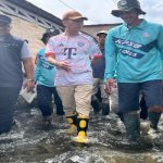 Wali Kota Palembang Ratu Dewa didampingi Kasi Pemerintahan Seberang Ulu Dua Fajar saat turun meninjau Lokasi Banjir beberapa waktu lalu. Foto : Nto