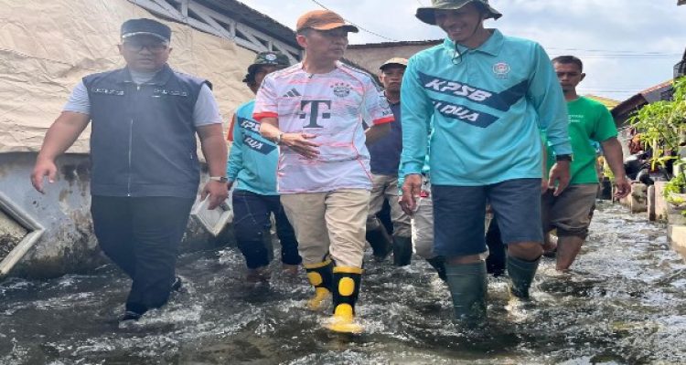 Wali Kota Palembang Ratu Dewa didampingi Kasi Pemerintahan Seberang Ulu Dua Fajar saat turun meninjau Lokasi Banjir beberapa waktu lalu. Foto : Nto
