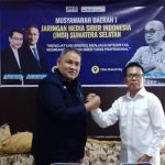 Ketua Umum JMSI, Teguh Santosa berfoto bersama Ketua JMSI Sumsel 2025-2030, Firdaus Komar.