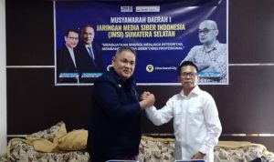 Ketua Umum JMSI, Teguh Santosa berfoto bersama Ketua JMSI Sumsel 2025-2030, Firdaus Komar.