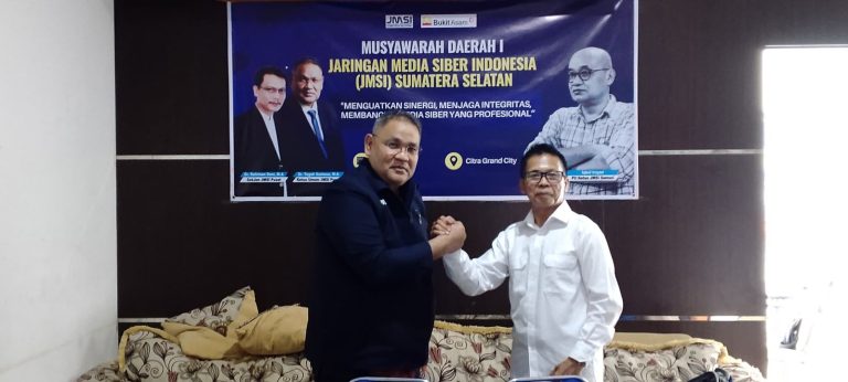 Ketua Umum JMSI, Teguh Santosa berfoto bersama Ketua JMSI Sumsel 2025-2030, Firdaus Komar.