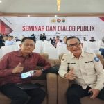 Rikky Fermana Ketua PJS Bangka Belitung pose bersama Wakil Ketua Dewan Pers Totok Suryanto disela-sela rehat Seminar dan Dialog Publik digelar oleh Polda Babel, Rabu (6/5/2026) Foto : PJS