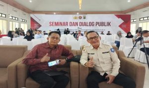 Rikky Fermana Ketua PJS Bangka Belitung pose bersama Wakil Ketua Dewan Pers Totok Suryanto disela-sela rehat Seminar dan Dialog Publik digelar oleh Polda Babel, Rabu (6/5/2026) Foto : PJS