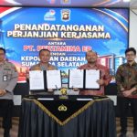 Direktur Utama PHR Muhammad Arifin menandatangani MoU dengan Kapolda Sumsel Irjen Sandi Nugroho di Ruang Serbaguna Lantai 2 Gedung di Gedung Presisi Polda Sumatera Selatan, Palembang, Senin (11/5/2026). Foto : Humas PHR/red