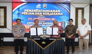 Direktur Utama PHR Muhammad Arifin menandatangani MoU dengan Kapolda Sumsel Irjen Sandi Nugroho di Ruang Serbaguna Lantai 2 Gedung di Gedung Presisi Polda Sumatera Selatan, Palembang, Senin (11/5/2026). Foto : Humas PHR/red