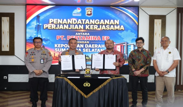 Direktur Utama PHR Muhammad Arifin menandatangani MoU dengan Kapolda Sumsel Irjen Sandi Nugroho di Ruang Serbaguna Lantai 2 Gedung di Gedung Presisi Polda Sumatera Selatan, Palembang, Senin (11/5/2026). Foto : Humas PHR/red