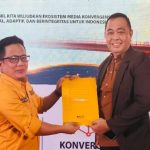 Dede Umar Ketua DPD AMKI Sumsel saat Berikan Mandat Ke Asnaini Guna Membentuk Kepengurusan AMKI Banyuasin. Foto : Nto
