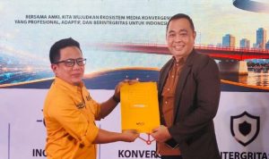 Dede Umar Ketua DPD AMKI Sumsel saat Berikan Mandat Ke Asnaini Guna Membentuk Kepengurusan AMKI Banyuasin. Foto : Nto Dede Umar Ketua DPD AMKI Sumsel saat Berikan Mandat Ke Asnaini Guna Membentuk Kepengurusan AMKI Banyuasin. Foto : Nto
